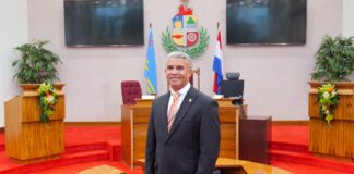 Presidente di Parlamanto Raymond Kamperveen ta yama Minister Endy Croes pa un di tres biaha pa bin presenta na Parlamento