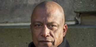 Autor Julien Ignacio ta presenta 3 buki, ‘Goudjakhals’, ‘Kus’ y ‘Dat wij zongen’.