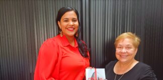 Rachelle Lue-Goedgedrag a entrega su prome buki na Biblioteca