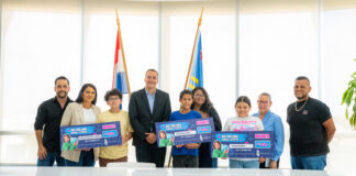 Minister Geoffrey Wever a haci entrega di premio na e 3 ganadornan di e competencia ‘BIG DREAMS, Small Steps’