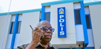 Despues di 44 aña: Honore Eights ta despedi di Cuerpo Policial Aruba