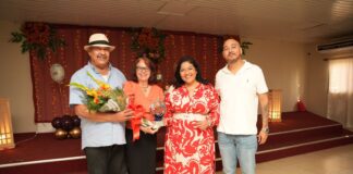 Minister Maduro a gradici sra. Arminda Maduro pa su 20 aña dedica na Departamento di Finansa