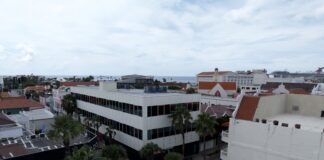 Minister Geoffrey Wever ta anuncia renovacion di edifico di ex-Interbank den Oranjestad