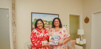 Minister Maduro di cultura ta ricibi dos buki di escritora Denise Rekwest