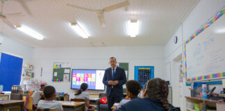 Minister Geoffrey Wever cu presentacion educativo na Fatima College over SDG’s y e importancia di spaar