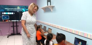 Prome Minister a pasa bishita Trupial Kleuterschool pa conoce nan proyecto ganado di Edutech