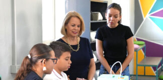 Alumnonan di Colegio Sagrado Curason a duna Prome Minister un demostracion den nan Techlab