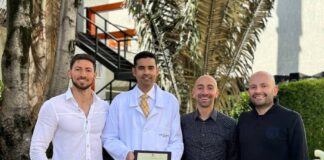 Dr Derrick C Dabian, un Oogart arubiano, principal inventor di e simulado di cirugía di wowo di ultima generación