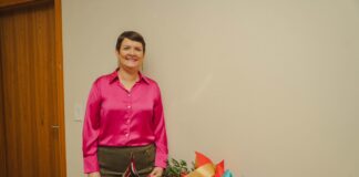 Minister Maduro ta felicita Viveca Rincones-Solognier cu su 35 aniversario trahando den servicio di gobierno di Aruba