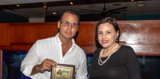 Grand Master Marilu de Veer a entrega Referee Olimpico un Plakkaat