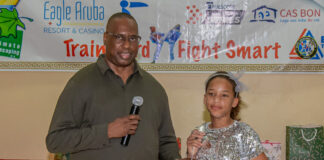 Master Eric Barry di San Nicolaas Taekwondo Foundation a entrega Nakiomy del Rosario su plakkaat di Atleta mas Motiva