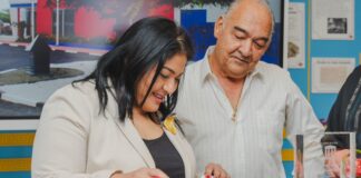 Minister Xiomara Maduro ta gradici Hubert Tiel pa su entrega di potretnan di aña 1970-2000 pa pone riba e plataforma digital coleccion Aruba