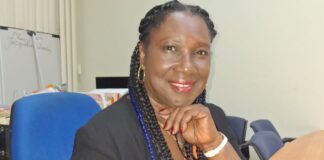 Jacqueline Woodley (PPA) na Parlamento: MEP a lanta Departamento di Mucha- y hoben pa acomoda ex-miembro di partido