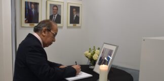 Minister Thijsen a firma registro di condolencia pa Henny Eman