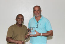 Alberto Klaber a entrega Presidente di Aruba Taekwondo Bond un Plakkaat