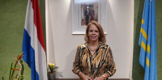 Relaciona cu su biahe pa Corsou: Prome Minister lo ta atendiendo e simposio organisa pa Banco Central riba “E efecto cu gobierno tin riba e economia”