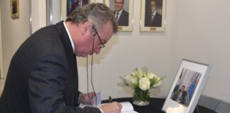 Vice presidente Raad van State Thom de Graaf a firma registro di condolencia
