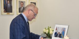 Secretario di Estado pa Asuntonan di Reino Zsolt Szabó a firma registro di condolencia