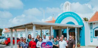 Aruba Bank cu un donacion di AWG 100,000 na SABA: E banco to sostene iniciativanan importante pa nos grandinan