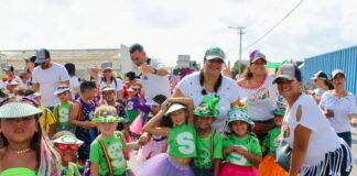 Aruba Bank ta brinda su apoyo cu orguyo na scolnan den “Parada Escolar” 2024