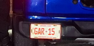 Auto coriendo cu plachi di garage of agencia di auto NO MAG CORE ANOCHI, ELA HAYA BOET