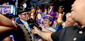 Dedicando atencion na Asambeho: Aruba Tourism Authority (A.T.A.) a honra Massive Brass Band durante Lighting Parade