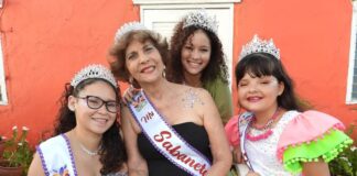 Momento Historico den Parada di Savaneta: Elsa Beaujon-De Kort, Reina Señora Carnaval di Savaneta 2025 tabata e Prome Reina Hubenil na 1962 di Savaneta