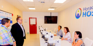 Curiosidad ta e base di innovacion: HOH inspirando nos hobennan cu donacion di microscoop di calidad na scolnan