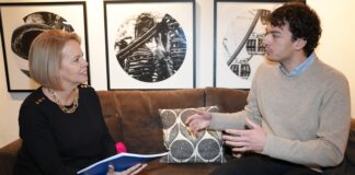 Durante un encuentro na Rijksuniversiteit Leiden, Prome Minister a ricibi tesis di studiante Steven Boekhoudt