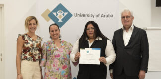 A gradua di Universidad di Aruba, Saskia Noraida Raiza Croes