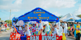 Aruba Bank ta celebra 100 aña cu e muchanan den Parada di Noord: Sosteniendo e tema “Ban Hunga” di Centro di Bario Noord