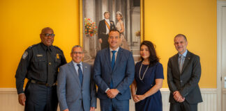 Minister Geoffrey Wever den reunion cu Consul General di Merca riba tereno economico