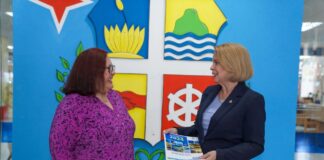 Prome Minister manera tur aña a haci entrega di e relato anual 2024 na Biblioteca Nacional: “Pami e relatonan aki ta mi legado pa e pueblo di Aruba”