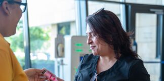 Aruba Bank a celebra dia internacional di hende muher cu regalo special pa su clientenan