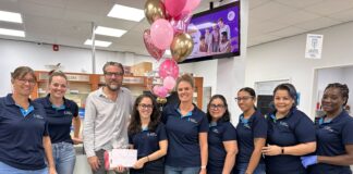 Stacy Greaux ta Celebra 10 Aña den Servicio cu Botica di Servicio