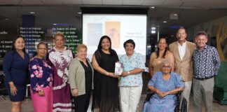 Minister Maduro di Cultura ta felicita Clarette Quandus cu su buki nobo “Tradicion di Fin di Aña”