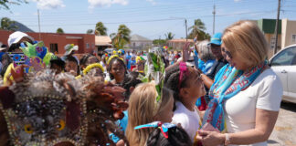 Den su discurso durante Acto Protocolar,Prome Minister a expresa su admiracion pa e manera cu muchanan ta celebra dia di Himno y Bandera