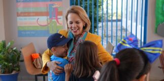 Den cuadro di celebracion di nos Dia Nacional, Prome Minister a bishita Prinses Amalia Basis School