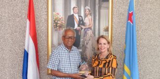 Prome Minister den nomber di gobierno di Aruba a duna reconocemento na señor Dennis Burke