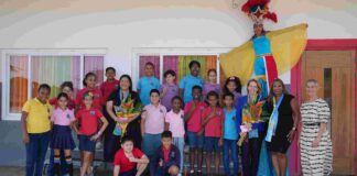 Siguiendo cu e tradicion relaciona cu dia di Himno y Bandera,Alumnonan di St. Franciscus College a ricibi bishita di Prome Minister