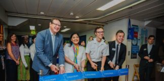 Minister Maduro hunto cu Gobernador a yama e barco Logos Hope Bon Bini y a haci apertura di e feria di buki riba awa