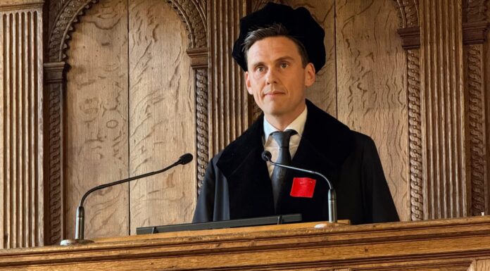 Veenendaal ta acepta oficialmente catedra di Relacion di Reino cu discurso inaugural