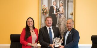Delegacion di World Aquatics a bishita Prome Minister Mike Eman y Minister Gerlien Croes pa impulsa desaroyo di deporte acuatico na Aruba