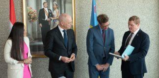 Minister-President Mike Eman ta duna regalo simbolico na presidente di Eerste y Tweede Kamer