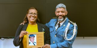 Pa su esfuerso y dedicacion brinda: Altocomisario a reconoce comisario Gordon