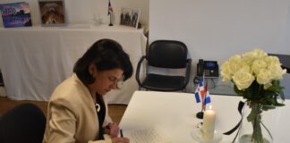 Directora di Gabinete di Aruba a firma registro di condolencia na embahada Dominicano