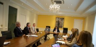 Minister Geoffrey Wever ta reuni cu gremionan comercial tocante Tariffs