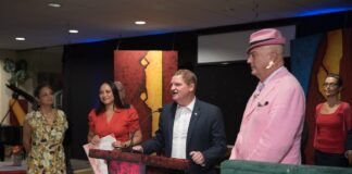 Gabinete AVP-Futuro lo eleva nos cultura: Prome Minister mr. Mike Eman hunto cu vice-premier mr. Gerlien Croes a haci apertura di exposicion “E liña fini di e horizonte”