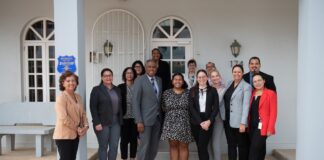 Minister di Husticia Arthur Dowers a haya presentacion amplio na Departamento di Recurso Humano