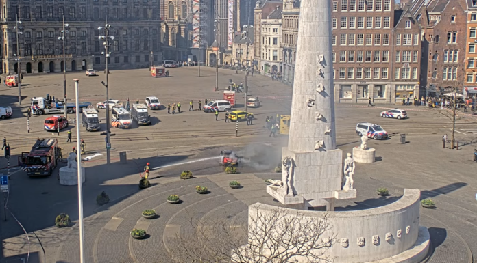 Auto ta explota na De Dam: Homber herida gravemente